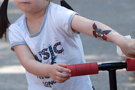 Ученые предупредили о вреде переводных татуировок для детей