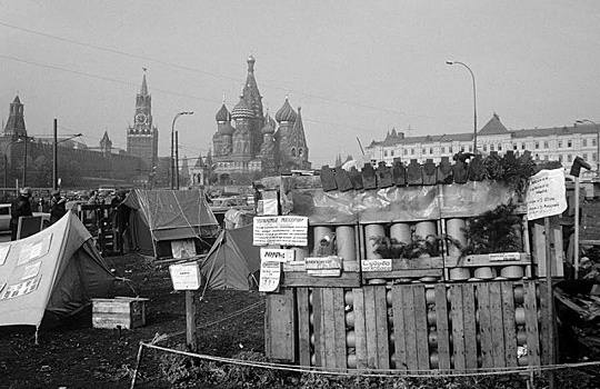 «Кремлевский» городок и другие самые шокирующие факты о России в 1990-е