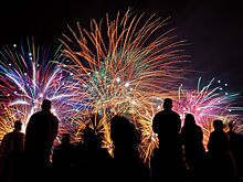 Новый год в России встретят без фейерверков и концертов