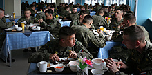 Обед по расписанию: чем кормят в российской армии и каково это на вкус