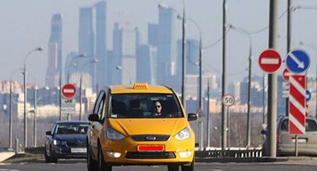 Службы такси в России захотели заставить отвечать за здоровье пассажиров