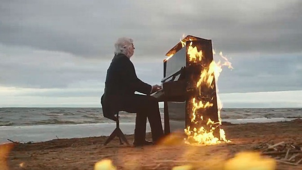 «Невозможно оторваться»: на берегу Финского залива музыкант сыграл мелодию на горящем пианино