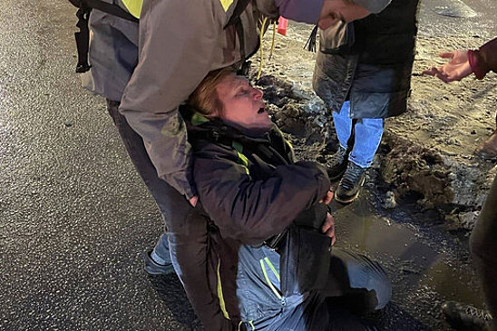 Ударивший женщину в Петербурге полицейский лично извинился перед ней