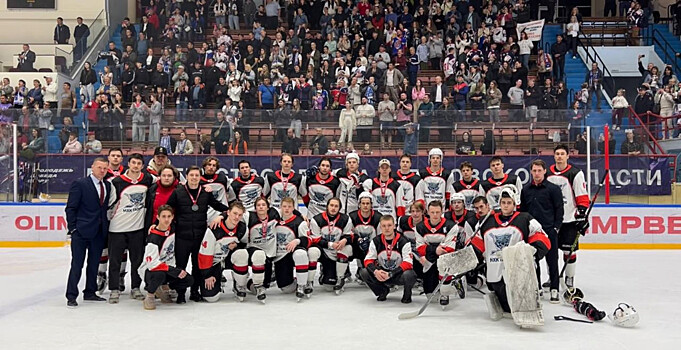 Евгений Первышов вручил серебряные медали молодежной хоккейной команде «Тамбов»