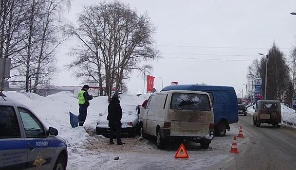 В Кирове два человека госпитализированы в результате тройного ДТП