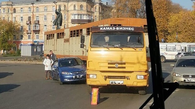 Кировские водители вспоминают, как нужно пересекать перекресток по сигналу регулировщика
