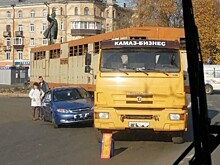 Кировские водители вспоминают, как нужно пересекать перекресток по сигналу регулировщика