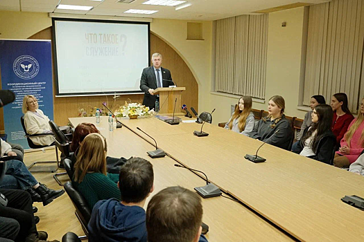 Спикер ЗС КО Роман Береснев обсудил с будущими кировскими юристами и историками роль волонтерства и патриотизма в развитии региона