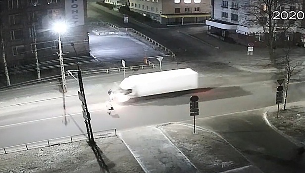 В Карелии водитель грузовика сбил человека, не заметив его на пустой улице. Видео