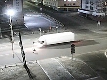 В Карелии водитель грузовика сбил человека, не заметив его на пустой улице. Видео