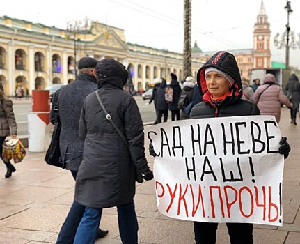 Активисты вышли на Невский проспект с одиночными пикетами – в защиту зеленых территорий Петербурга