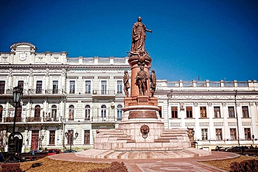 Мэр Одессы высказался против сноса памятника Екатерине II
