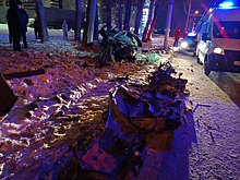 Парень и девушка погибли в разорванной на части иномарке в автокатастрофе в Новосибирске