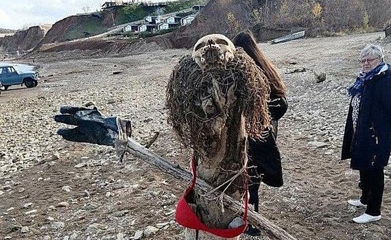 На месте глэмпинга в Татарстане, где нашли человеческие кости, из останков соорудили пугало