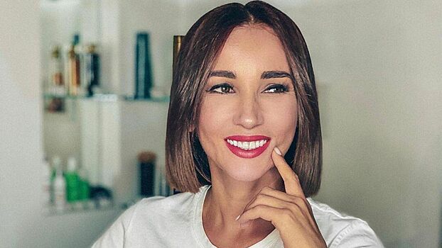 Телеведущая Анфиса Чехова опубликовала фото в откровенном купальнике