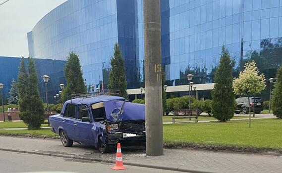 В Курске 65-летний водитель протаранил столб
