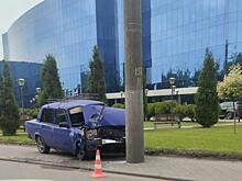 В Курске 65-летний водитель протаранил столб