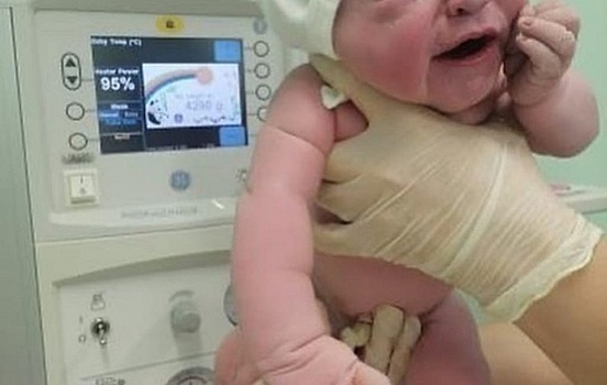 Первым родившимся в 2022 году младенцем в волгоградском регионе стала Дашенька