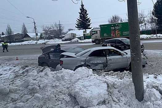 «Тойота» устроила аварию с несколькими машинами в Новосибирске