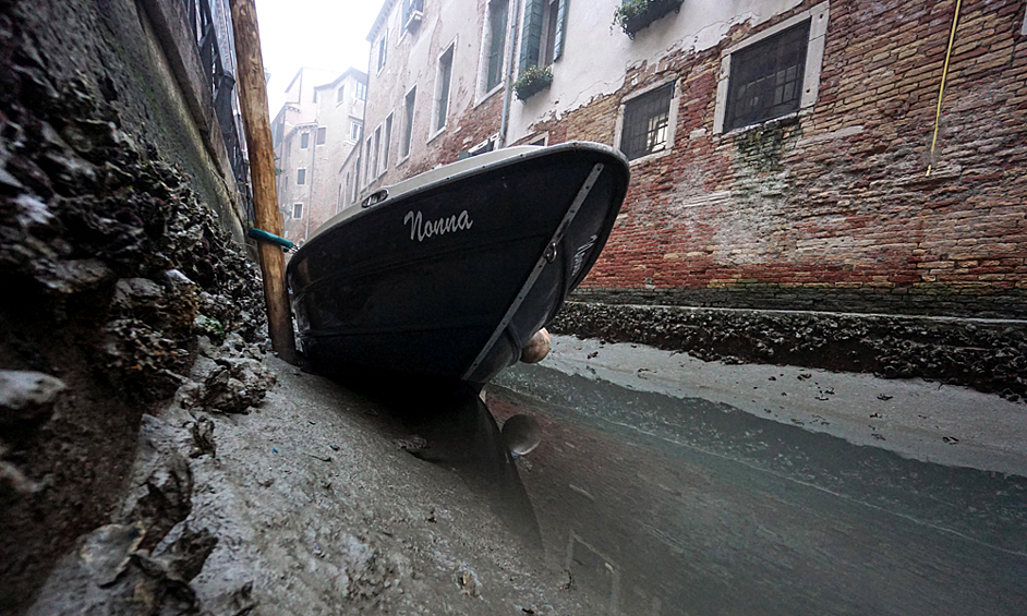 В Венеции упал уровень воды в каналах из-за отсутствия осадков