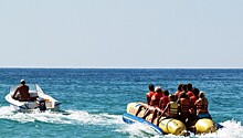 Водитель "банана" бросил туристов в море и уехал