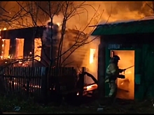 В Камбарке пожар уничтожил два дома