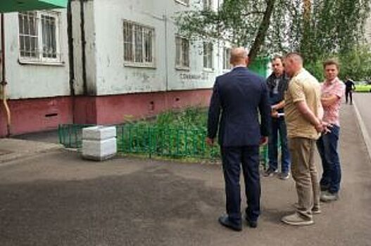 Подрядчик положил некачественный асфальт во дворе домов на Орджоникидзе