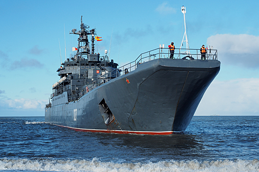 Большой десантный корабль Северного флота «Александр Отраковский» отработал морскую десантную подготовку