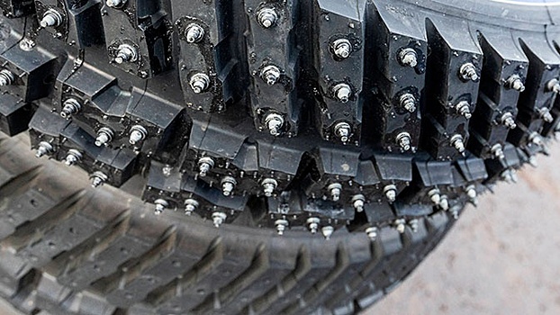 Пять причин: названы ошибки водителей, из-за которых вылетают шипы из шин