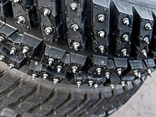 Пять причин: названы ошибки водителей, из-за которых вылетают шипы из шин