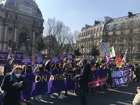 В Париже прошел марш к 8 Марта