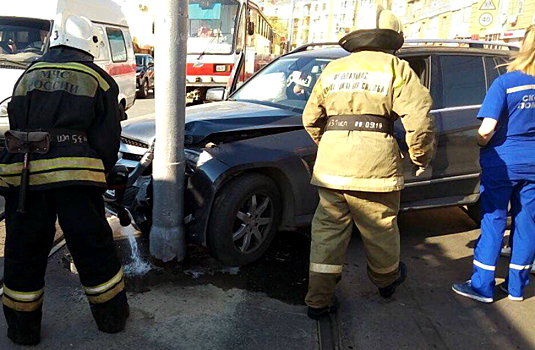 На Галактионовской водитель Mercedes врезалась в столб на трамвайных путях