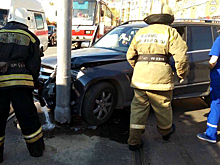 На Галактионовской водитель Mercedes врезалась в столб на трамвайных путях