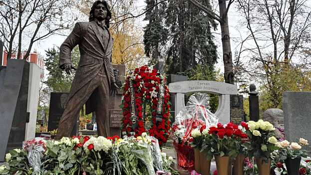 Памятник Дмитрию Хворостовскому открыли на Новодевичьем кладбище
