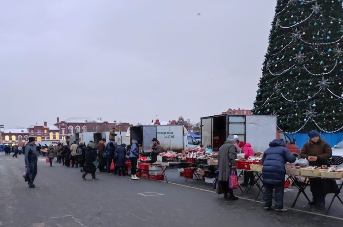Ярмарка продуктов на Театральной площади в Саратове будет работать 31 декабря до полуночи