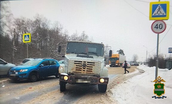 Грузовик отбросил легковушку на ребенка