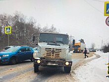 Грузовик отбросил легковушку на ребенка