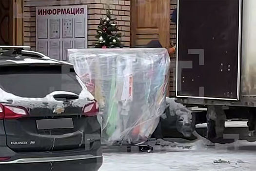 SHOT: десятки платьев Ларисы Долиной упаковали и вывезли из квартиры на "Газели"