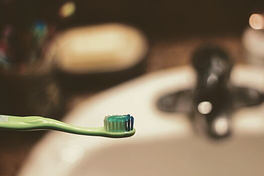Стоматолог предостерегла от проглатывания зубной пасты
