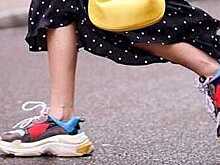 Стилисты рекомендуют присмотреться к комбо Рене Зеллвегер с юбкой и кроссовками