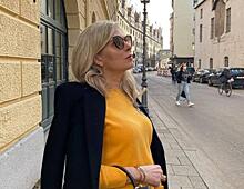 «Любовь в сердце»: Эмма Малинина в слаксах и модном тренче на весну прогулялась по улочкам