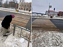 Две пенсионерки самостоятельно очистили тротуар после снегопада во Владимире