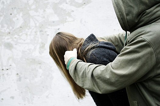 В Саратове произошло жестокое избиение девушки на остановке «Посёлок Северный»