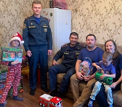 Магнитогорские спасатели поздравили с новым годом Ваню Фокина, спасенного из-под завалов в 2018-м