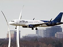 Пилот посадил самолет, помог потушить пожар на борту и прослыл героем