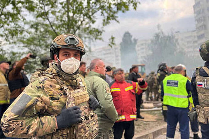 Волонтеры разбили лагерь рядом с местом обрушения дома в Белгороде