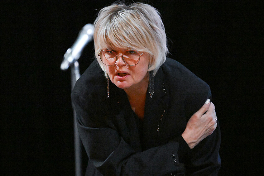 Дочь народной артистки РФ Веры Алентовой, журналист, телеведущая Юлия Меньшова на церемонии прощания в Московском драматическом театре имени А.С. Пушкина, 29 декабря 2025 года