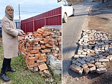 В уральском поселке залатали дорогу, которую жители мостили кирпичом