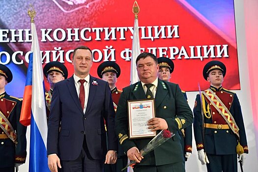 Роман Бусаргин наградил лесхоз и главного лесничего в Саратовской области