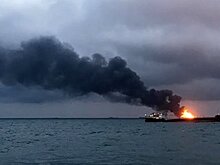 Горящий танкер в Черном море взят на буксир